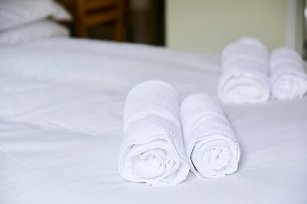Bed and Breakfast The Lord Grenfell Мейденхед Экстерьер фото Clean towels on a bed